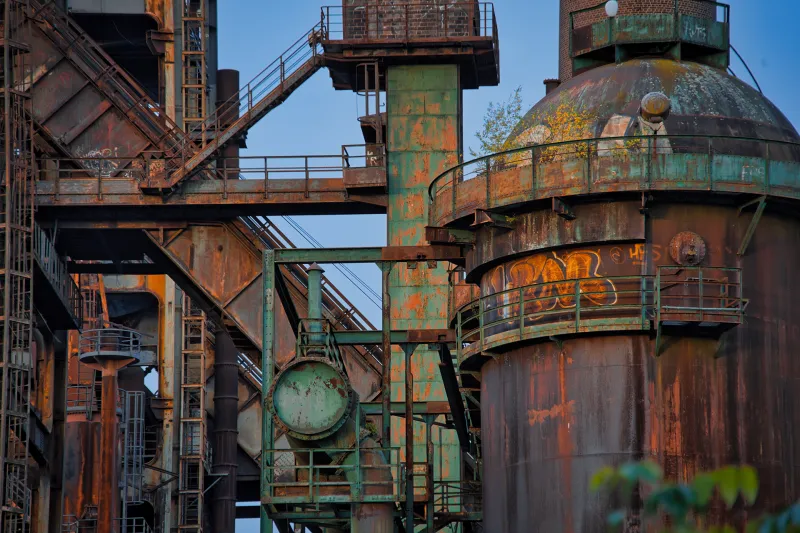 Alte Industrieanlage mit Rost und Pflanzen
